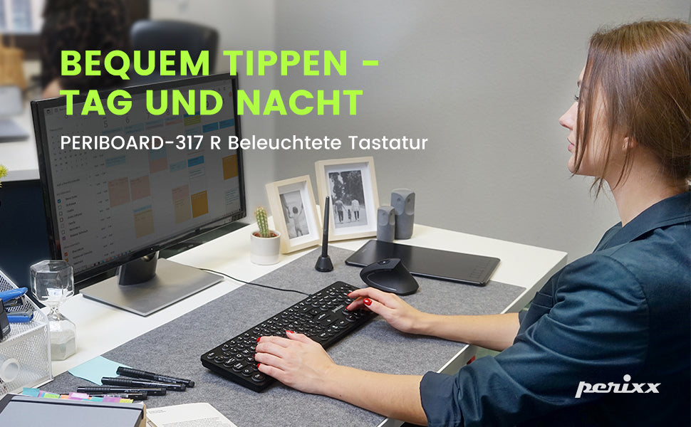 Eine Frau tippt auf einer Computertastatur.