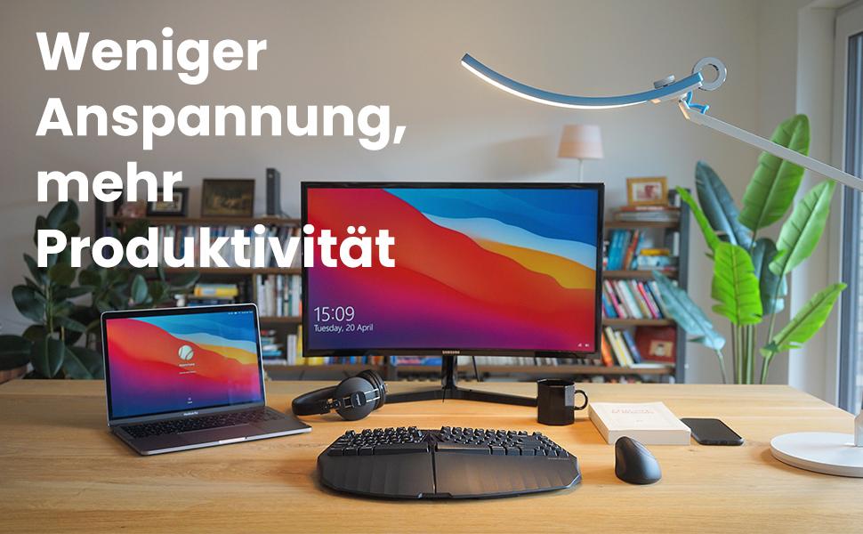 ein Laptop, eine Maus, ein Laptop, eine Maus, eine Tastatur und ein Laptop auf einem Schreibtisch.