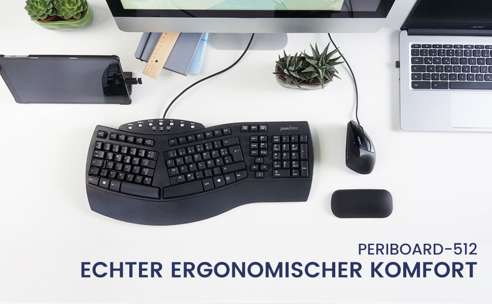 Ergonomische geteilte Tastatur mit geschwungenem Design, Maus und Handgelenkstütze auf einem Schreibtisch mit Laptop und Bürozubehör.