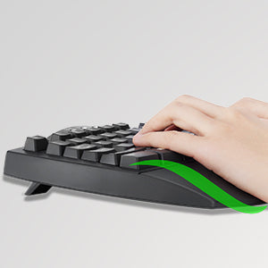 Computertastatur mit ergonomischer Handgelenkstütze. Hand auf den Tasten positioniert, grüner Akzent auf der Handballenauflage für Komfort und Unterstützung beim Tippen.