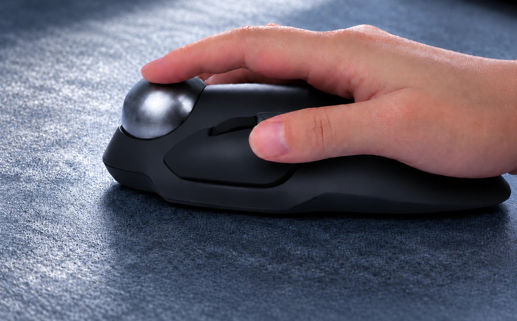 Hand ruht auf der ergonomischen PERIMICE-822