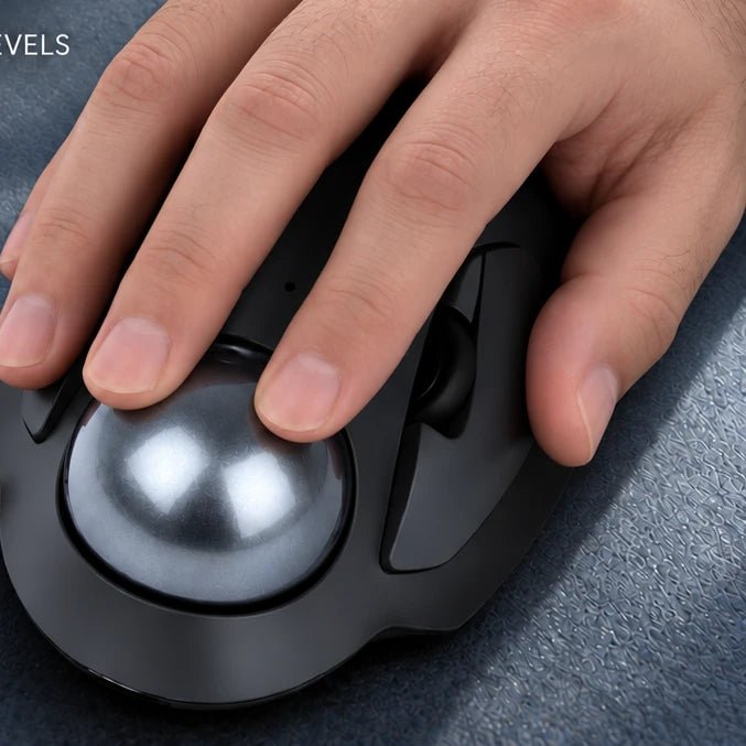 Zeigefinger bedient die Kugel der PERIMICE-822