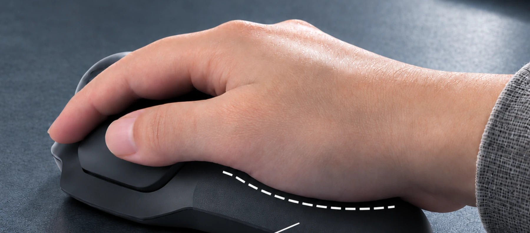Hand ruht auf der Soft-Touch-Rückseite